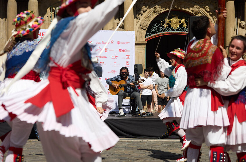 El grupo de dantzaris Duguna y los cantaores Pepe Habichuela y Josemi Carmona fusionan dantzas y flamenco en la Plaza Consistorial de Pamplona para inaugurar la sección de balcones, calles y plazas de la XI edición del festival Flamenco On Fire. IÑIGO ALZUGARAY