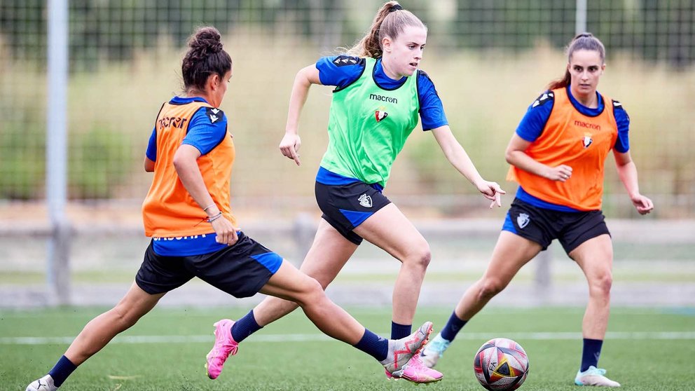 Entrenamiento del equipo femenino en las instalaciones de Tajonar. CA Osasuna.