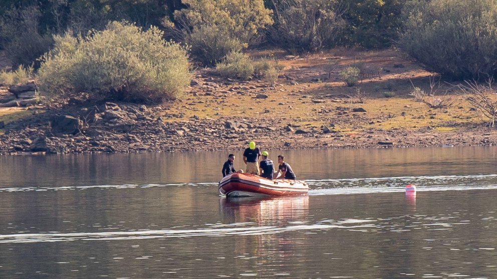 Los servicios de emergencias han reanudado la búsqueda del joven desaparecido el martes mientras nadaba en la zona de la Playa Pita en el embalse de la Cuerda del Pozo en Soria. Según ha confirmado la Subdelegación del Gobierno en Soria, a la búsqueda se ha incorporado el Grupo de Especialistas Subacuáticos de Valladolid (GEAS). EFE/Wifredo García