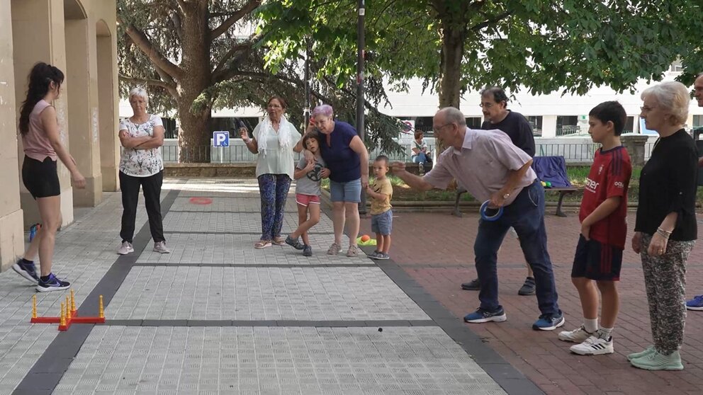 Imágenes de niños y abuelos jugando juntos en la Olimpiada Intergeneracional. AYUNTAMIENTO DE PAMPLONA