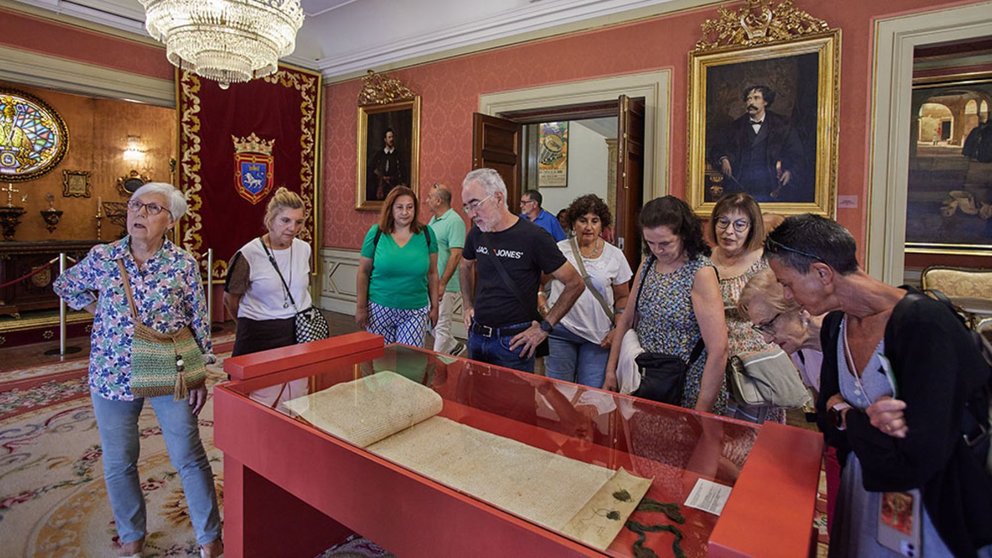 Imagen de archivo de una visita al Ayuntamiento de Pamplona. AYUNTAMIENTO DE PAMPLONA