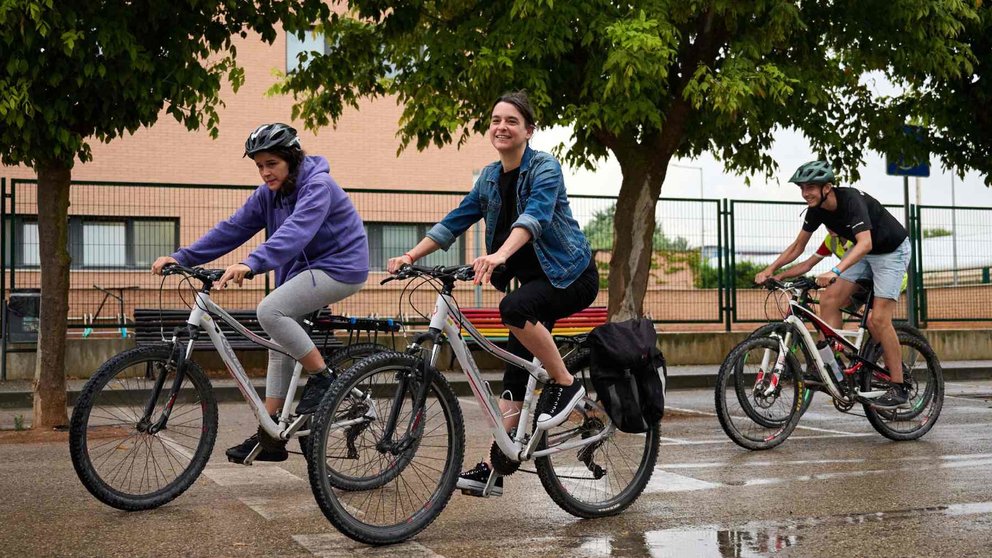 La consejera Begoña Alfaro sobre la bicicleta y sin casco para promocionar una ruta en la Ribera de Navarra. GOBIERNO DE NAVARRA