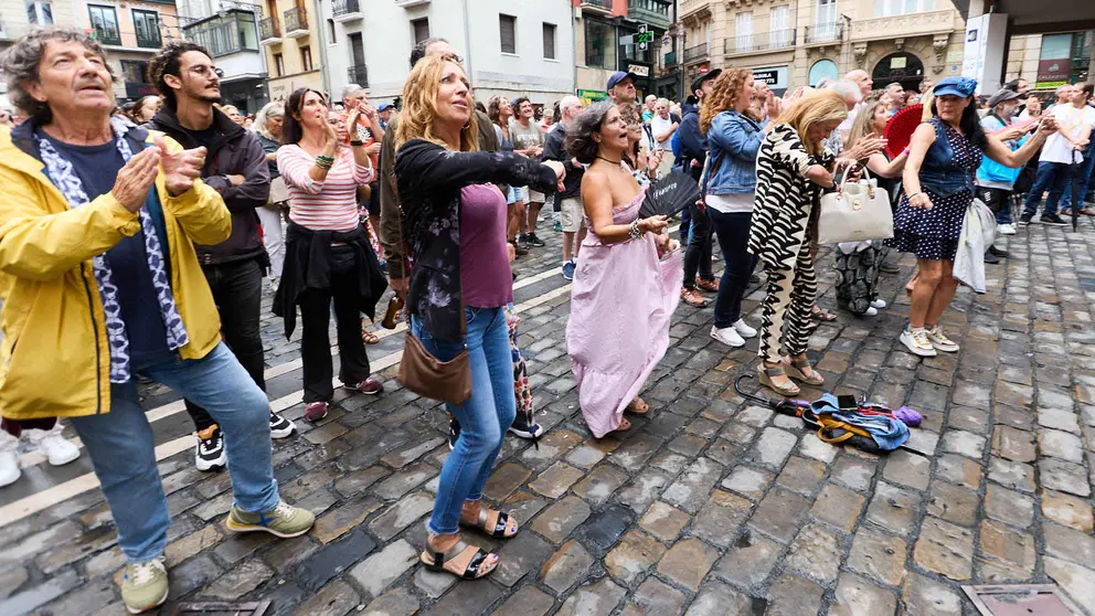 Actuación de Capullo de Jerez et Ramón Trujillo en el balcón del Ayuntamiento de Pamplona dentro del ciclo Balcones, Calles y Patios de la XI edición del festival Flamenco On Fire. IÑIGO ALZUGARAY