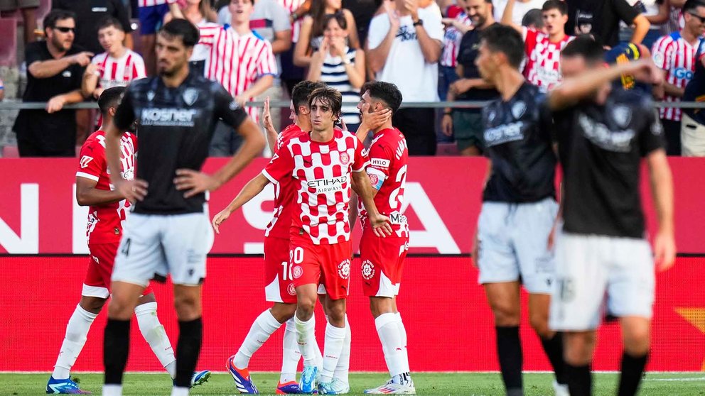 El extremo del Girona Bryan Gil (c) celebra tras anotar este jueves, durante el partido de la jornada 3 de LaLiga EA Sports, entre el Girona FC y el CA Osasuna, en el estadio Montilivi de Girona. EFE/ Siu Wu