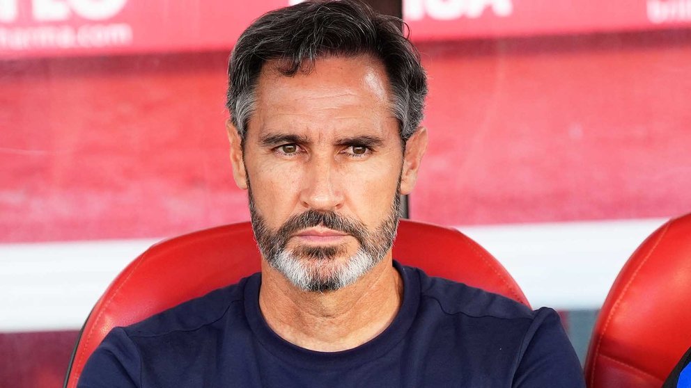 El entrenador del Osasuna, Vicente Moreno, reacciona este jueves, durante el partido de la jornada 3 de LaLiga EA Sports, entre el Girona FC y el CA Osasuna, en el estadio Montilivi de Girona. EFE/ Siu Wu