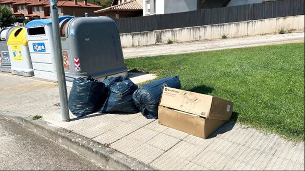 Abandono de basura fuera de los contenedores en una calle de Ayegui. Ayuntamiento de Ayegui.