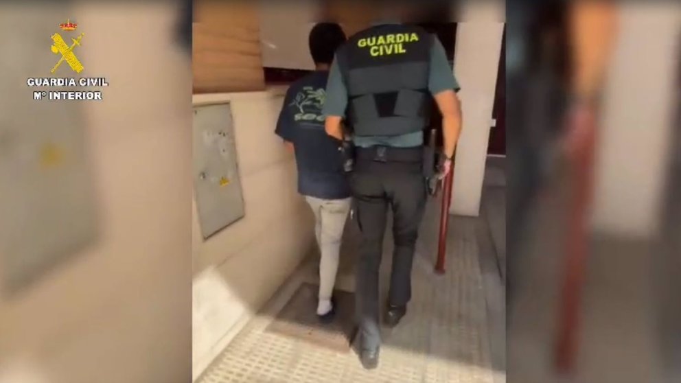 Momento de la detención del presunto autor de una agresión sexual a una menor de 15 años en Tarazona (Zaragoza). - GUARDIA CIVIL