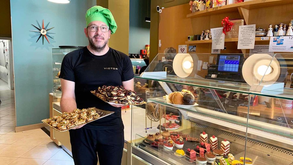 Víctor Pascual en el interior de la pastelería Lizar de Estella. Navarra.com