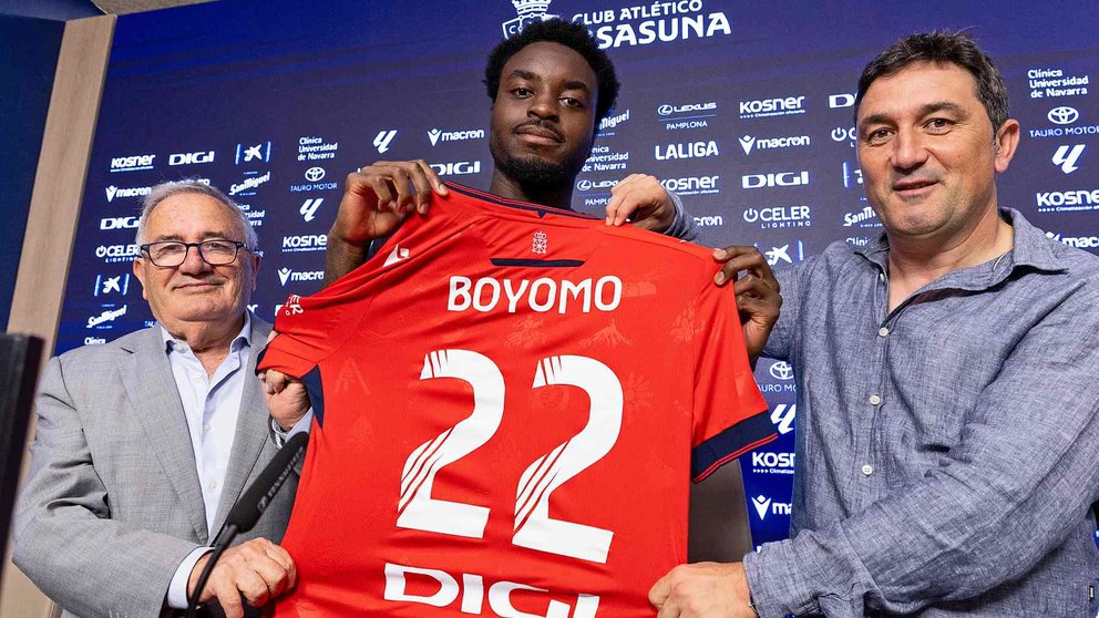 EL presidente de Osasuna, Luis Sabalza y su director deportivo, Braulio Vázquez, flanquean a Enzo Boyomo. OSASUNA