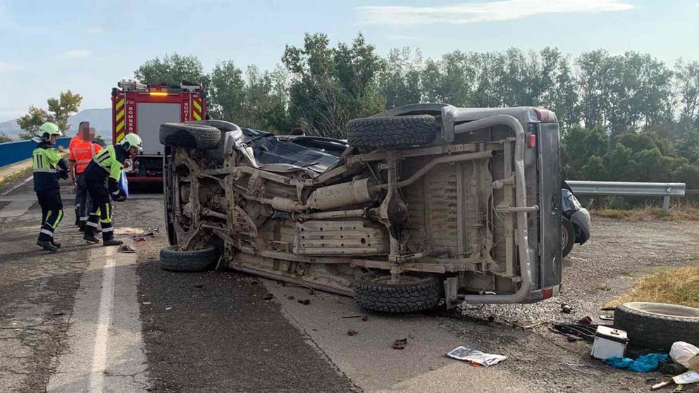 La ranchera ha volcado tras recibir el impacto lateral de un coche en un cruce. BOMBEROS DE NAVARRA