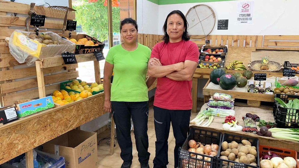 Maira Columba y Kleber Luje en el interior de su tienda de frutas en Pamplona. Navarra.com