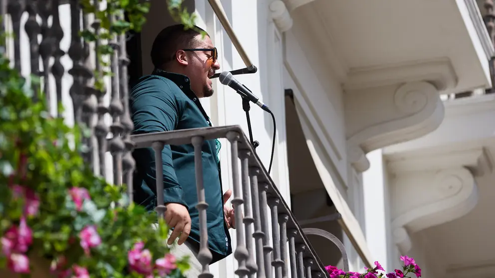 Actuación del cantaor local Jolis Muñoz, acompañado del guitarrista Jesús de Rosario, en el balcón del Hotel La Perla de Pamplona dentro del ciclo Balcones, Calles y Patios de la XI edición del festival Flamenco On Fire. IÑIGO ALZUGARAY