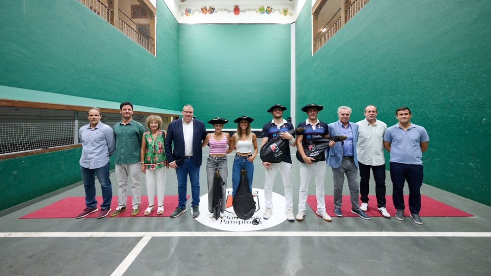 Las dos parejas de pelotaris que se han llevado un jamón tras quedar primeras en una competición en Pamplona. CEDIDA