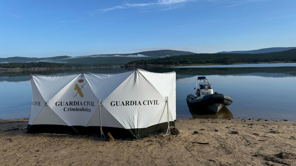 El cuerpo del joven de 25 años ahogado el pasado martes en la zona de la Playa Pita en el embalse de la Cuerda del Pozo, en Soria, ha sido localizado este domingo por una patrulla de la Guardia Civil en medio del pantano. EFE/ Guardia Civil