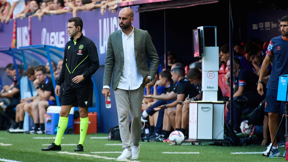 Claudio Giráldez (entrenador RC Celta) durante el partido de La Liga EA Sports entre CA Osasuna y RC Celta disputado en el estadio de El Sadar en Pamplona. IÑIGO ALZUGARAY