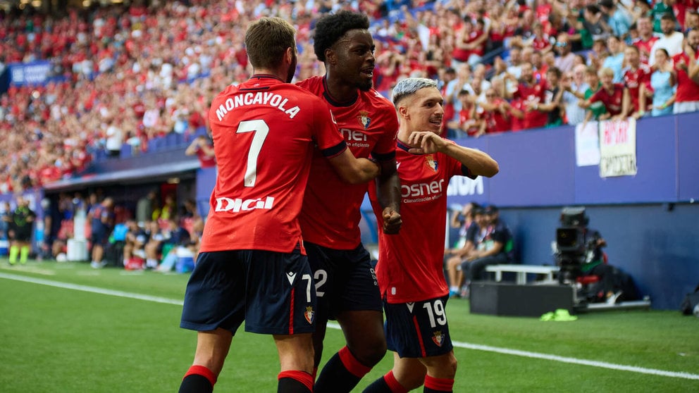 Los jugadores de Osasuna celebran el gol de Enzo Boyomo (1-0) durante el partido de La Liga EA Sports entre CA Osasuna y RC Celta disputado en el estadio de El Sadar en Pamplona. IÑIGO ALZUGARAY