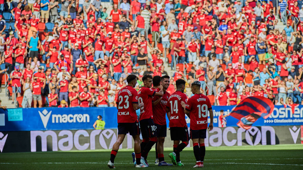 Los jugadores de Osasuna celebran el gol de Aimar Oroz (2-1) durante el partido de La Liga EA Sports entre CA Osasuna y RC Celta disputado en el estadio de El Sadar en Pamplona. IÑIGO ALZUGARAY