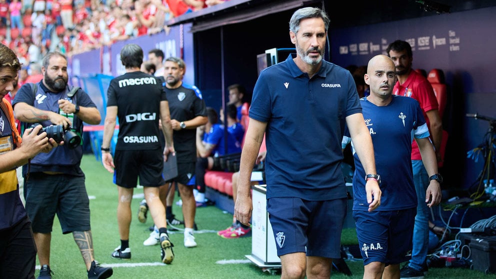 Vicente Moreno (entrenador CA Osasuna) durante el partido de La Liga EA Sports entre CA Osasuna y RC Celta disputado en el estadio de El Sadar en Pamplona. IÑIGO ALZUGARAY