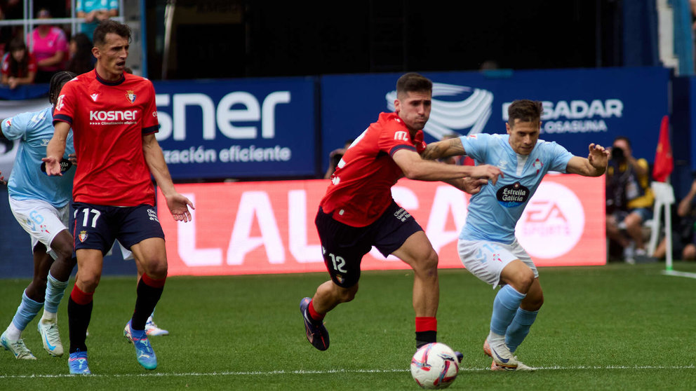 Ante Budimir (17. CA Osasuna), Jesús Areso (12. CA Osasuna) y Alfon González (12. RC Celta) durante el partido de La Liga EA Sports entre CA Osasuna y RC Celta disputado en el estadio de El Sadar en Pamplona. IÑIGO ALZUGARAY