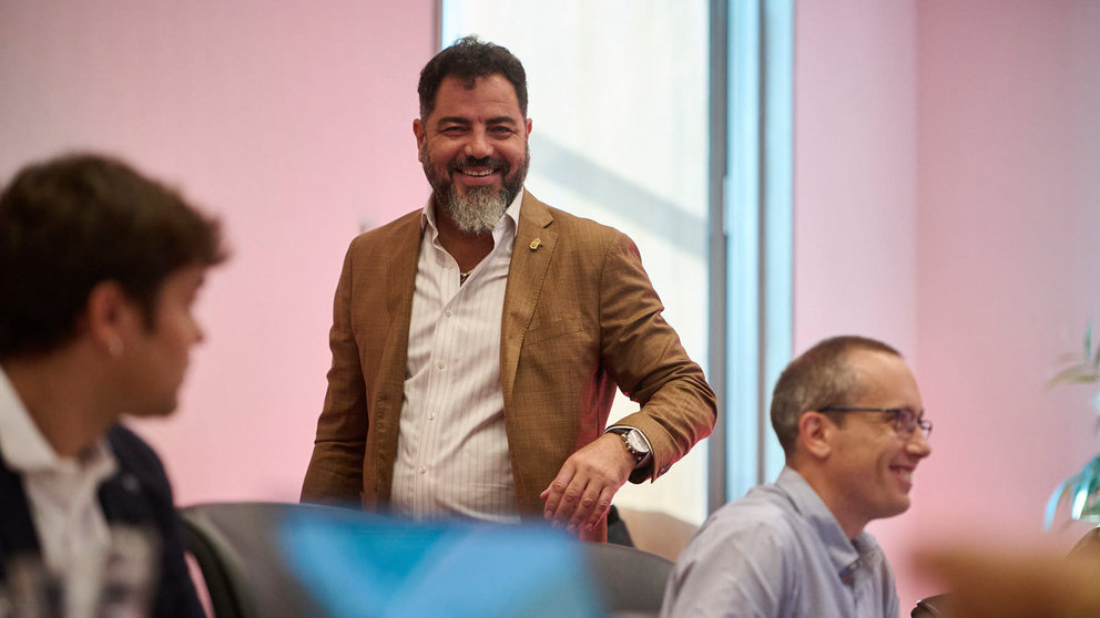 Ramón Alzórriz, en su llegada a la Mesa y Junta de Portavoces. PABLO LASAOSA