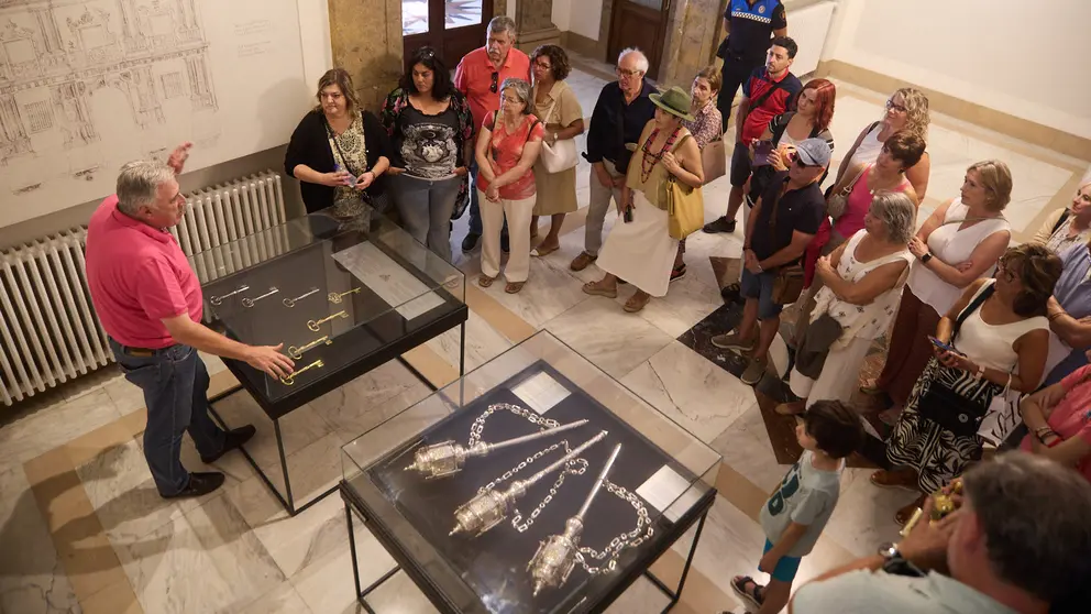 El alcalde de Pamplona, Joseba Asiron, participa en la primera visita guiada a la Casa Consistorial organizada por el Ayuntamiento con motivo de la celebración del 601º aniversario del Privilegio de la Unión. IÑIGO ALZUGARAY