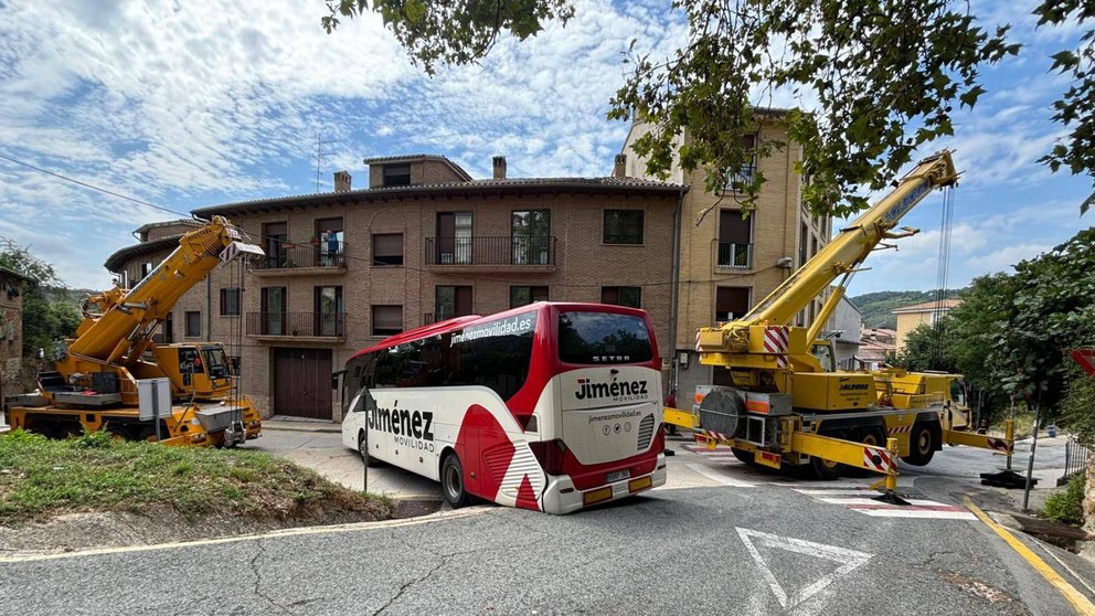 Imagen del autobús atascado en Estella. CEDIDA