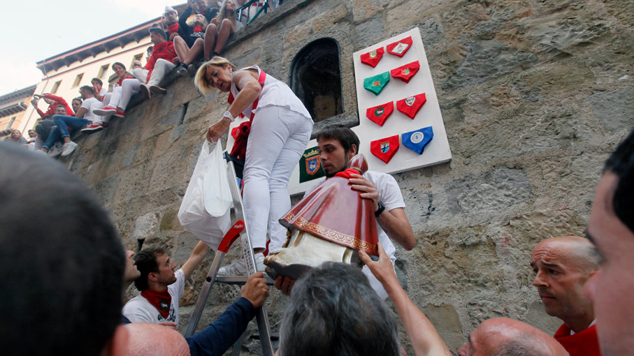 Mariví Esparza en el cuarto encierro de San Fermín 2016 con toros de Jandilla en Santo Domingo. JORGE NAGORE / ARCHIVO