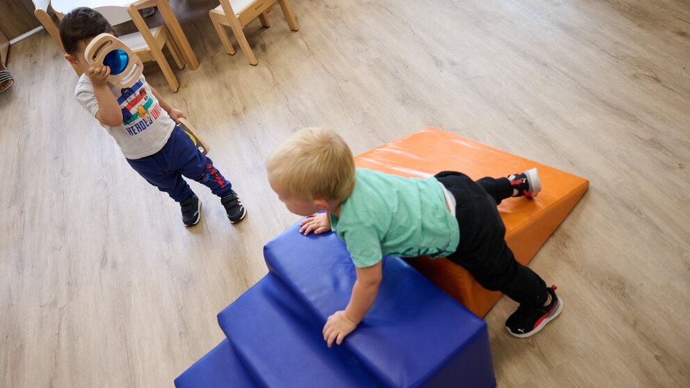 Niños jugando en el nuevo aula de 2 años del colegio público La Balsa de Arróniz. GOBIERNO DE NAVARRA