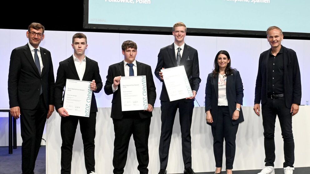 Oihan Iriarte Jauregi, segundo por la izquierda, nombrado el mejor aprendiz de Volkswagen Navarra. CEDIDA