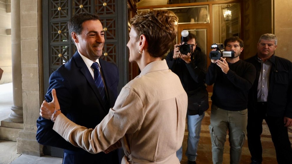 La presidenta de Navarra, María Chivite, recibe en el Palacio de Navarra al lehendakari, Imanol Pradales, en el primer encuentro entre ambos mandatarios. IÑIGO ALZUGARAY