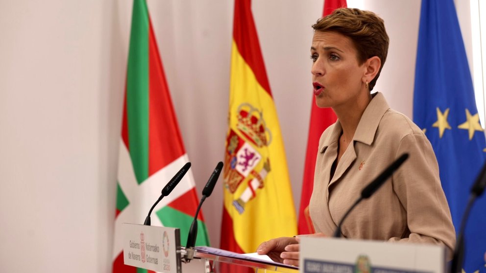 La presidenta de Navarra, María Chivite, recibe en el Palacio de Navarra al lehendakari, Imanol Pradales, en el primer encuentro entre ambos mandatarios. IÑIGO ALZUGARAY