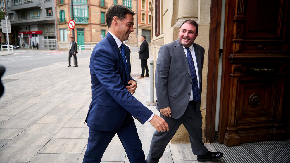 El presidente del Parlamento de Navarra, Unai Hualde, recibe al lehendakari de la Comunidad Autónoma Vasca, Imanol Pradales. PABLO LASAOSA