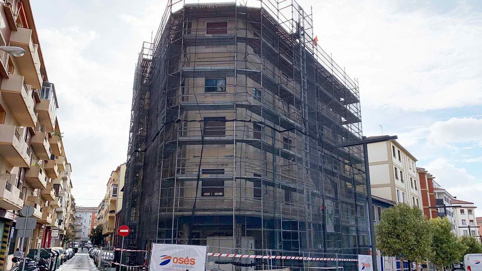 Edificio del antiguo cine Guelbenzu en obras de rehabilitación. Navarra.com