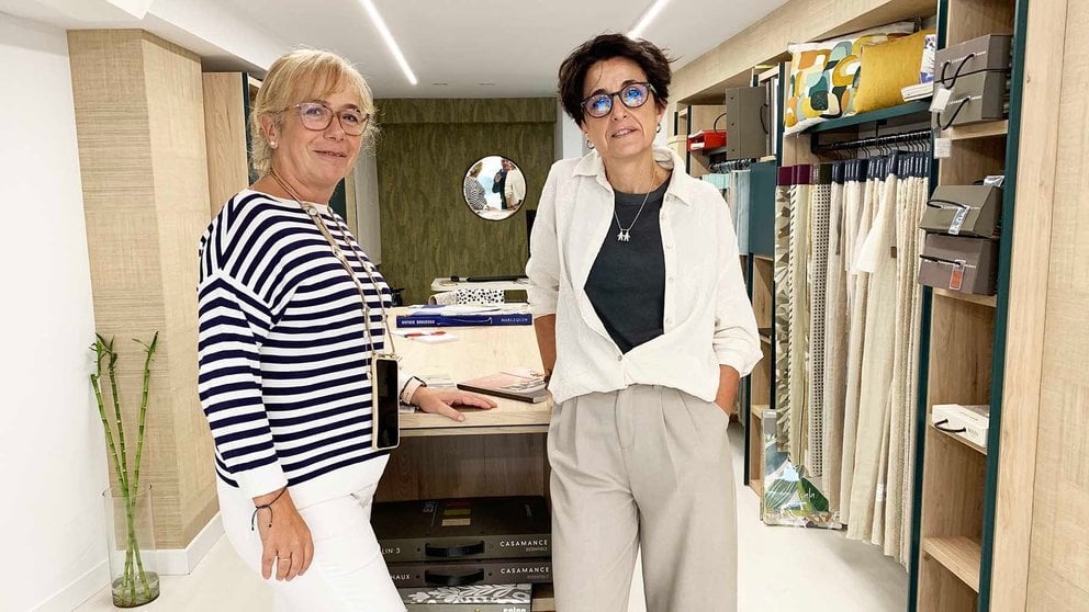 Las hermanas Mar y Pilar Iglesias Abadd en su nueva tienda de interiorismo en Pamplona. Navarra.com