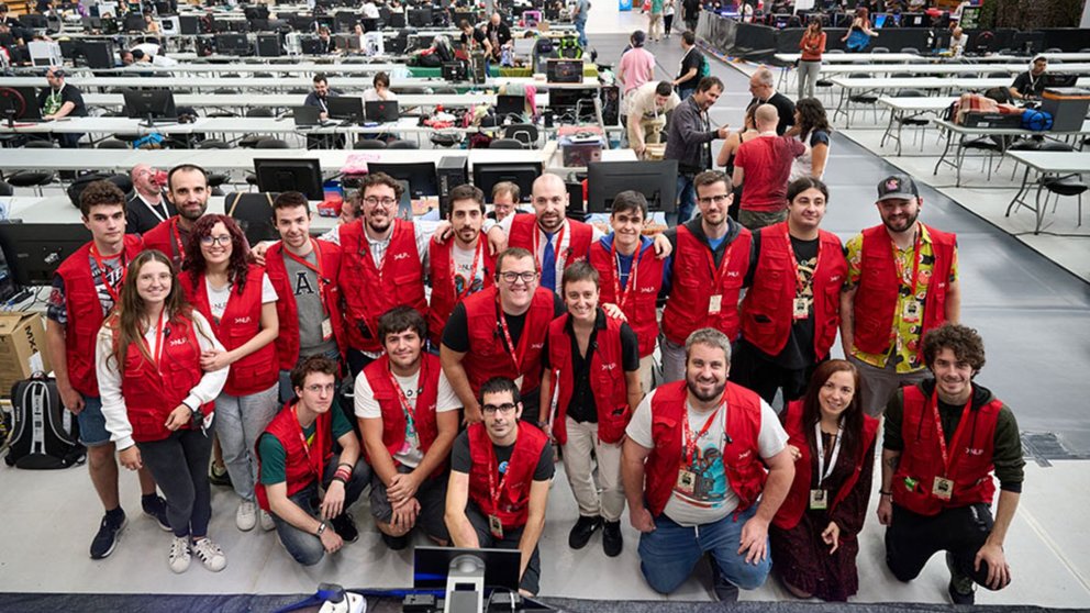 Foto de familia de las personas voluntarias de la Navarra LAN Party. UPNA