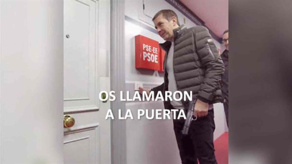 Fotograma del vídeo publicado por UPN en el que se ve un fotomontaje de Otegui con una pistola en la mano en la puerta de una sede del PSOE.