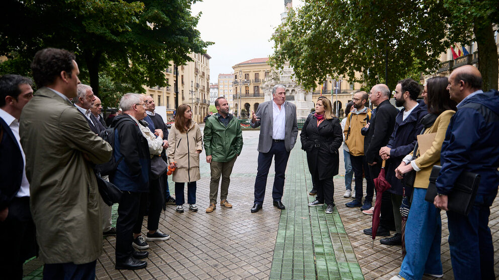 Visita de los equipos de arquitectos al Paseo de Sarasate para comprobar en primera persona el estado actual del espacio junto con el alcalde de Pamplona Joseba Asirón. PABLO LASAOSA