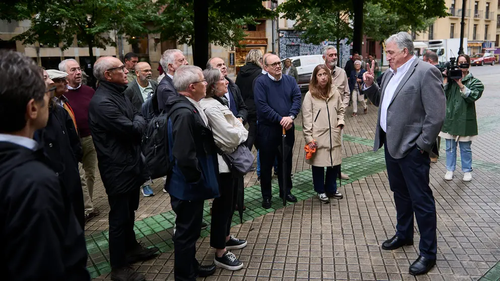 Visita de los equipos de arquitectos al Paseo de Sarasate para comprobar en primera persona el estado actual del espacio junto con el alcalde de Pamplona Joseba Asirón. PABLO LASAOSA