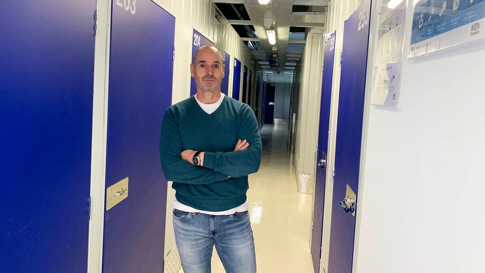 Carlos Irigoyen en el interior de los trasteros urbanos Storage Blue en Pamplona. Navarra.com