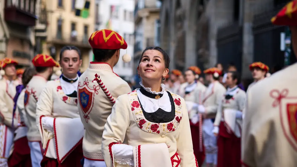 La Comparsa de Gigantes y Cabezudos junto con la Corporación Municipal desfilan por las calles de Pamplona conmotivo del Privilegio de la Unión. PABLO LASAOSA