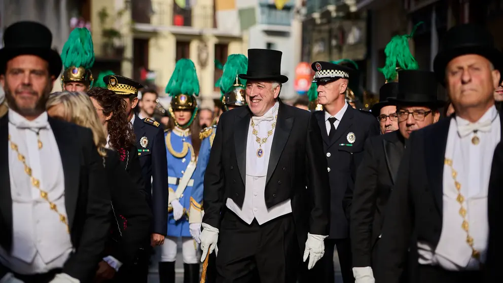 La Comparsa de Gigantes y Cabezudos junto con la Corporación Municipal desfilan por las calles de Pamplona conmotivo del Privilegio de la Unión. PABLO LASAOSA