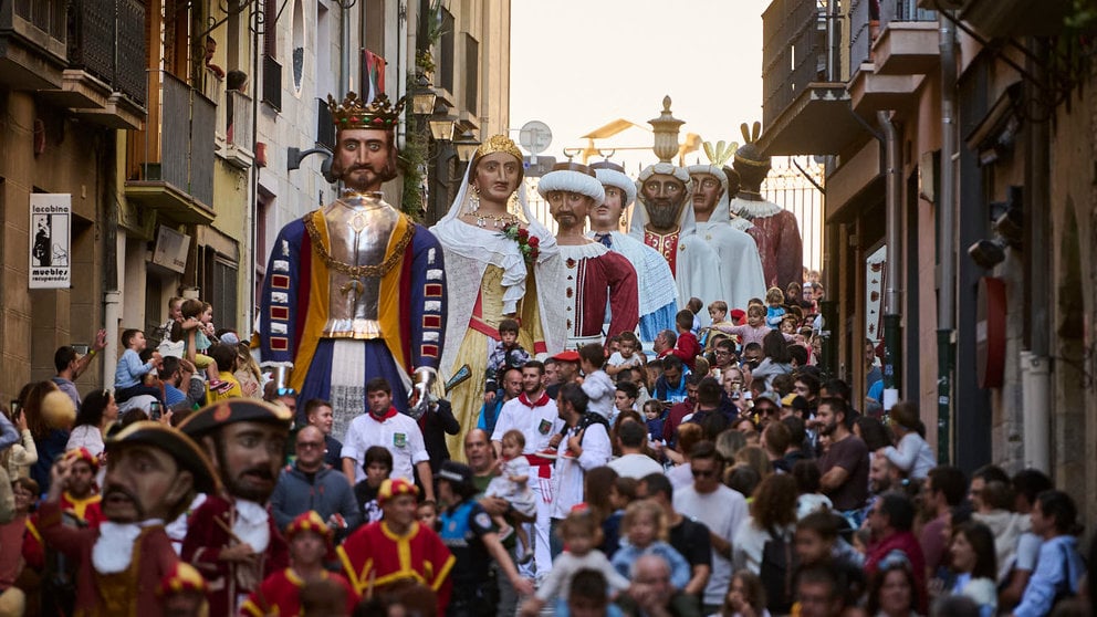 La Comparsa de Gigantes y Cabezudos junto con la Corporación Municipal desfilan por las calles de Pamplona conmotivo del Privilegio de la Unión. PABLO LASAOSA