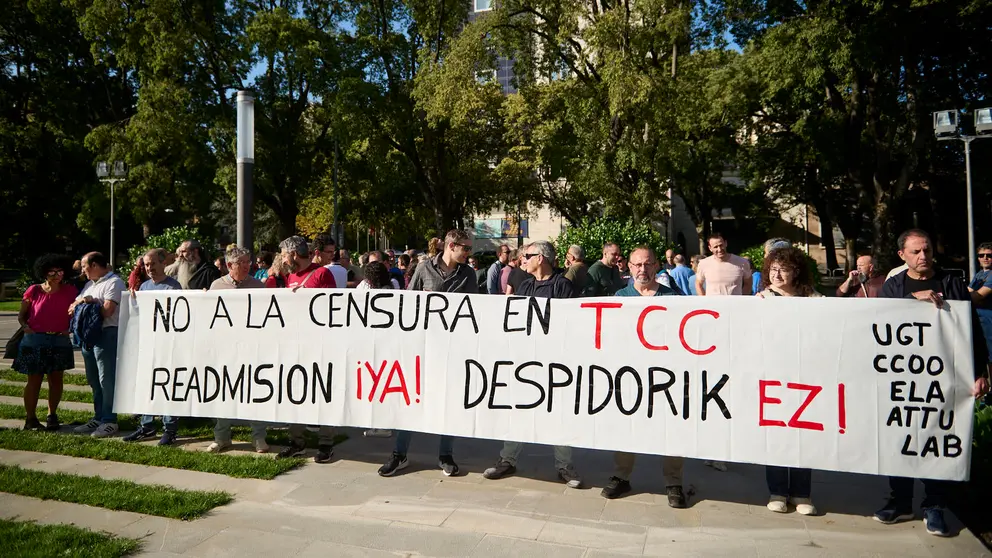 Concentración convocada por el comité de empresa de TCC en protesta por "la falta de soluciones a los problemas de la flota de autobuses" y por el despido de un compañero. PABLO LASAOSA