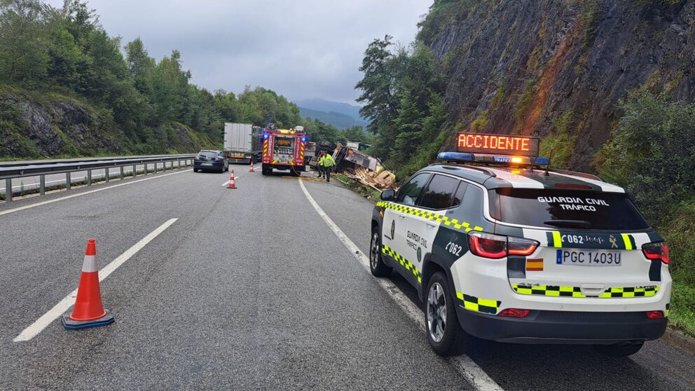 Imagen de la A-15, a la altura de Areso, donde han chocado dos camiones. GUARDIA CIVIL