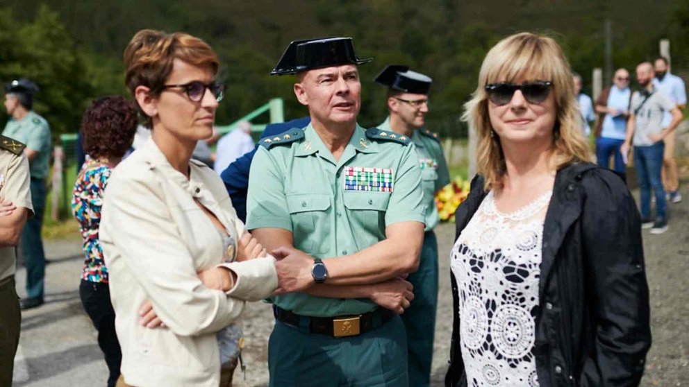 La presidenta Chivite junto a la consejera Ollo y un mando de la Guardia Civil de Navarra. PABLO LASAOSA