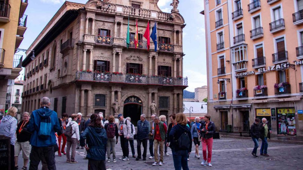 Turistas en la plaza del Ayuntamiento de Pamplona. ARCHIVO