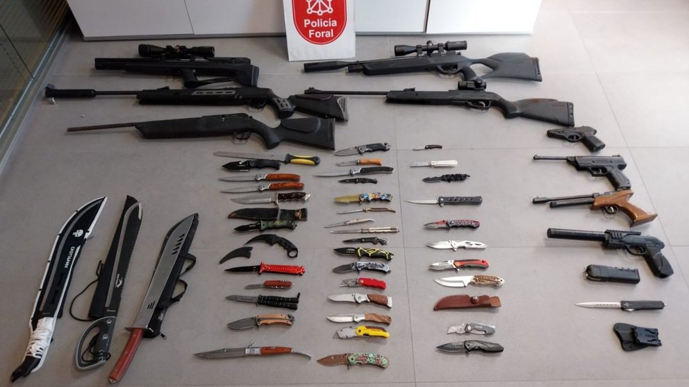 La Policía Foral ha encontrado 53 armas en el domicilio del autor del apuñalamiento en Muneta. POLICÍA FORAL