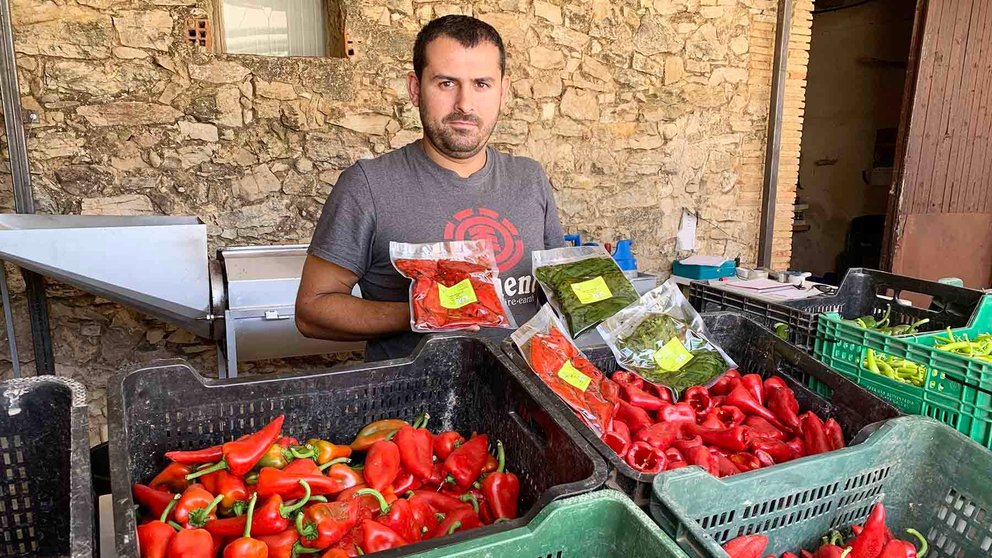 Javier Pérez de Zabalza en su puesto de pimientos del piquillo en Legaria. Navarra.com