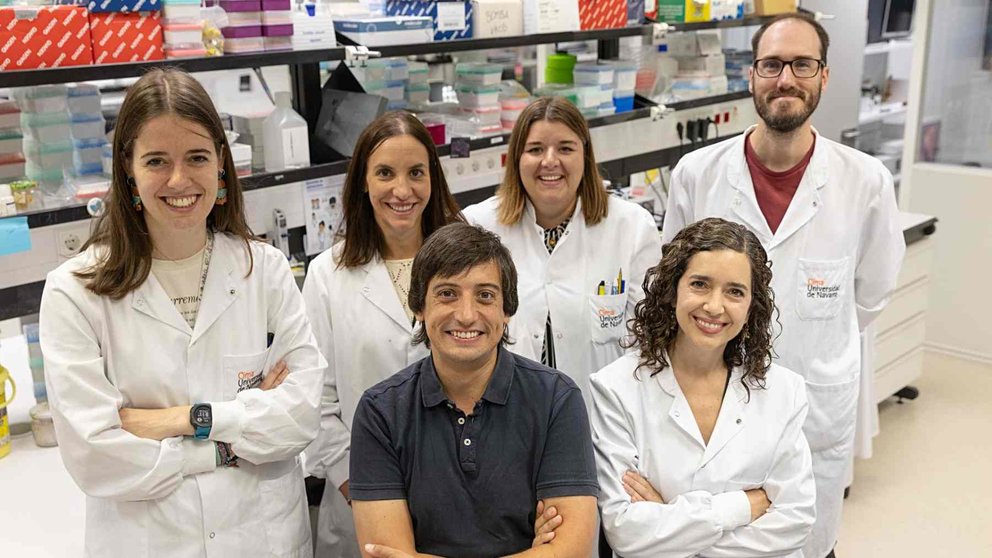 El Dr. Mikel Hernáez y la Dra. Teresa Ezponda (sentados) junto a Nerea Berástegui, Paula García, Paula Aguirre y Patxi San Martín, del CIMA. UNIVERSIDAD DE NAVARRA