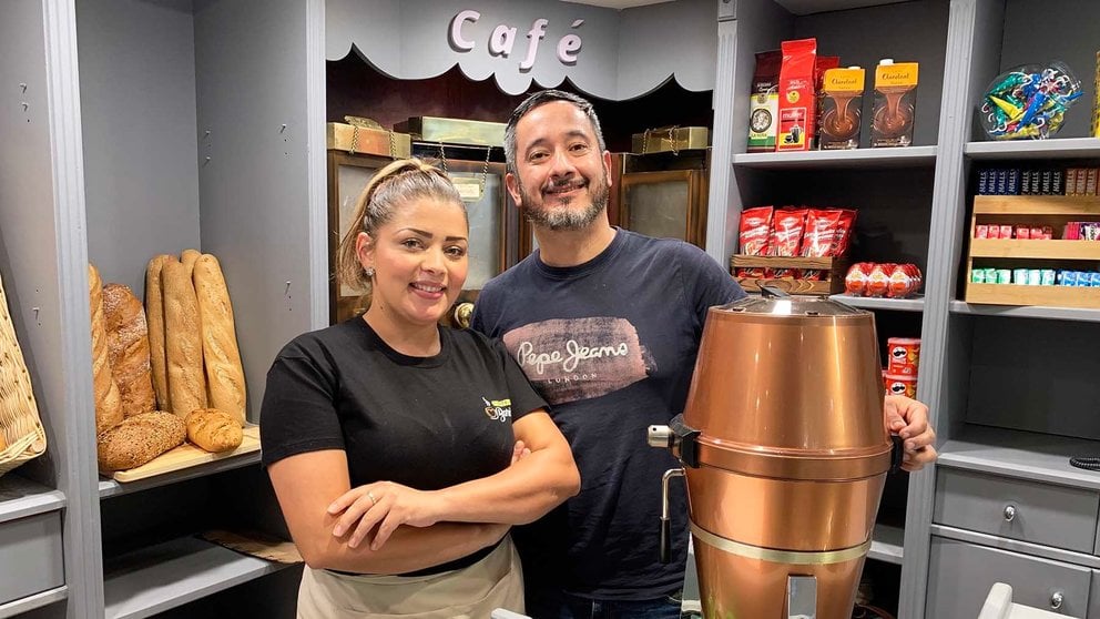 Ivis Romero y Robinson Velez en el café Barista de San Juan en Pamplona. Navarra.com